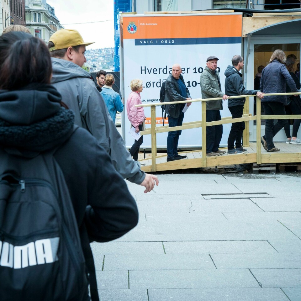 FORHÅNDSSTEMME: Folk sto i kø for å forhåndsstemme under valget i 2017. Du kan forhåndsstemme over hele landet. På valgdagen kan du kun stemme i din egen kommune. Bildet viser folk som står i kø for å forhåndsstemme.
