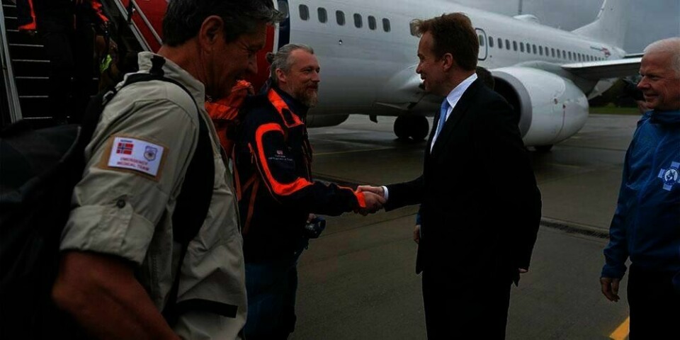 HJEM:  Folk fra Norge som hjalp til i Nepal kom hjem torsdag. Her ble de møtt av utenriksminister Børge Brende.