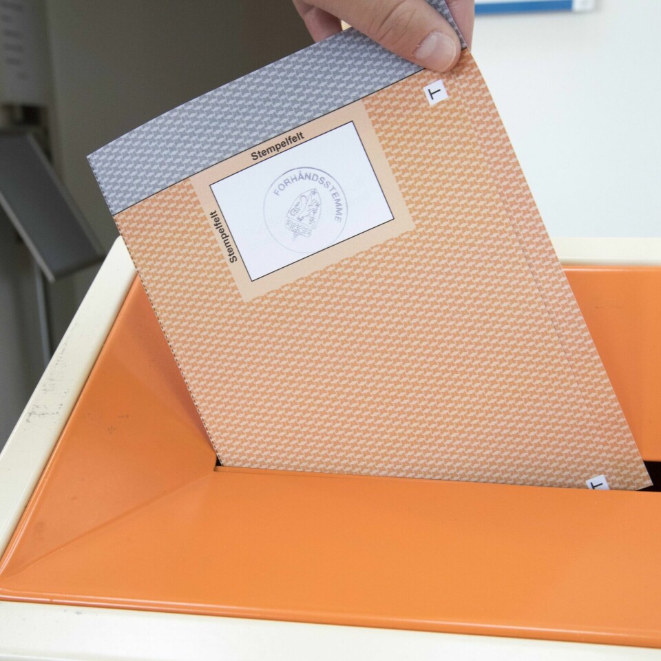 PERSONSTEMME: Å gi en personstemme betyr å gi ekstra støtte til en kandidat på stemmeseddelen din. Bildet viser en stemmeseddel som blir puttet i en valgurne.