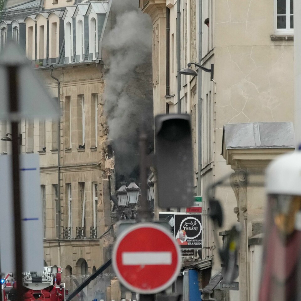 EKSPLODERTE: Deler av en bygning raste ut etter eksplosjon i en bygning i Paris onsdag. Årsaken til eksplosjonen er ukjent, men det er trolig en gass-eksplosjon. Røyk fra en bygning i det sentrale Paris etter det som trolig er en gasseksplosjon. Foto: Christophe Ena / AP / NTB