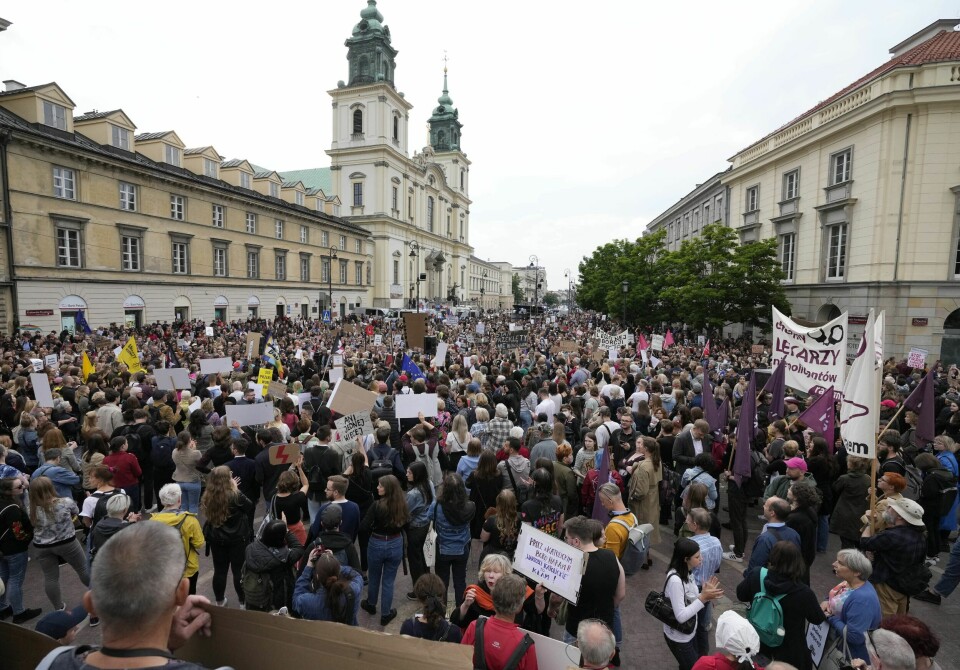 PROTESTERER: Polakker i Warszawa demonstrerer mot abortloven. Bildet viser polakker i Warszawa som demonstrerer mot landets abortlov.Foto: Czarek Sokolowski / AP / NTB