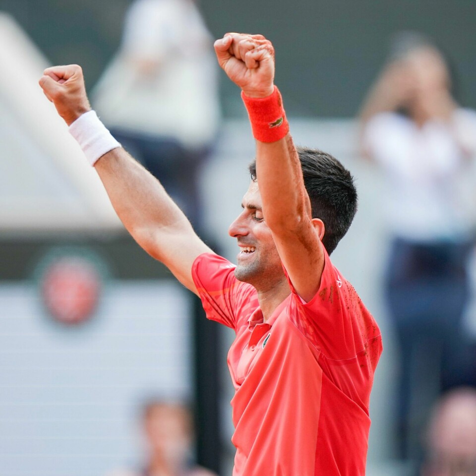 SEIER: Novak Djokovic jublet etter å ha blitt historisk. Novak Djokovic jublet etter å ha blitt historisk i Paris søndag.Foto: Beate Oma Dahle / NTB