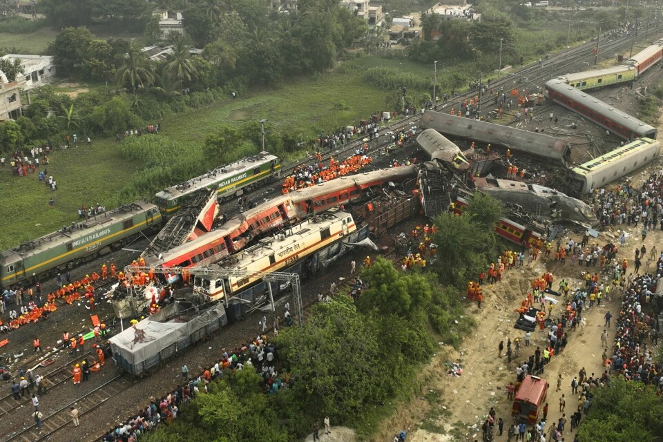 MANGE DØDE: Nesten 300 er døde etter en ulykke med tog i India. Redningsarbeidet fortsatte lørdag på åstedet for togkatastrofen i Balasore-distriktet i den østindiske delstaten Odisha. Foto: Arabindene Mahapatra / AP / NTB