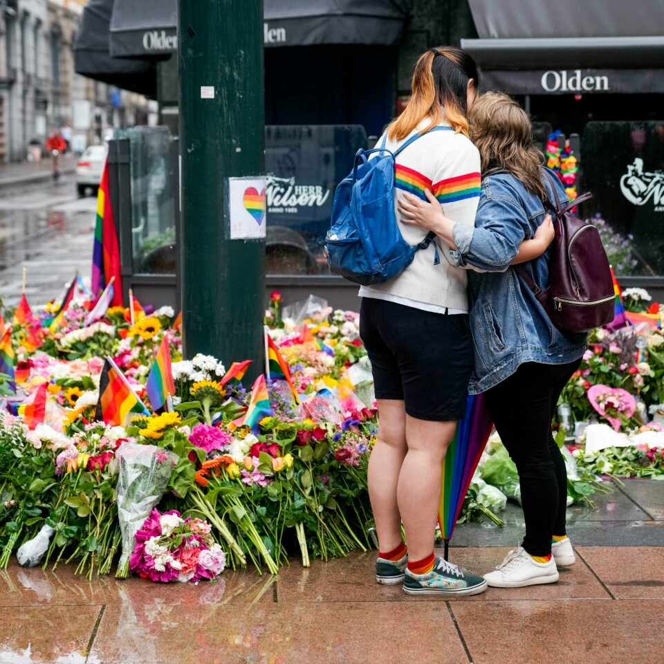 SORG: Folk sørget etter angrepet i Oslo juni i fjor. Bildet viser folk som sørger etter angrepet i Oslo i 2022.