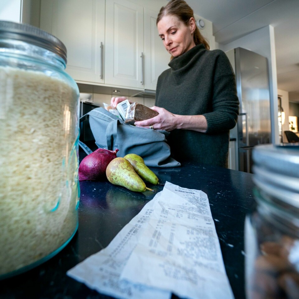 DYRERE: Mat er noe av det som er blitt dyrere. Bildet viser en dame som har handlet mat.
