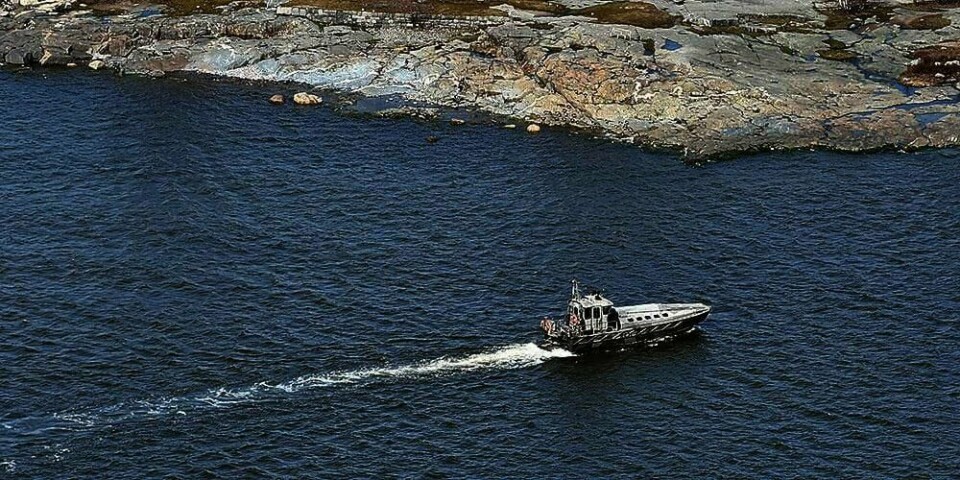 LETER: Finske myndigheter leter etter en ubåt i skjærgården utenfor Helsingfors tirsdag.