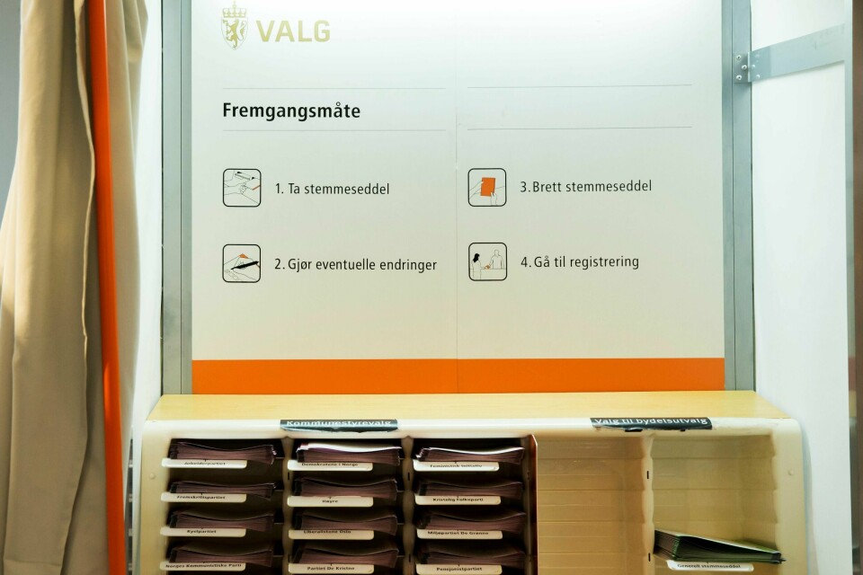 SLENGER: Du kan legge på en slenger på partilisten i kommunevalget. Denne endringen gjør du mens du er i stemme-avlukket i valglokalet. Der finner du listene til hvert enkelt parti. OSLO 20150827.
Kommunevalg 2015. Stemmeseddel, valglokale.
Foto: Cornelius Poppe / NTB scanpix