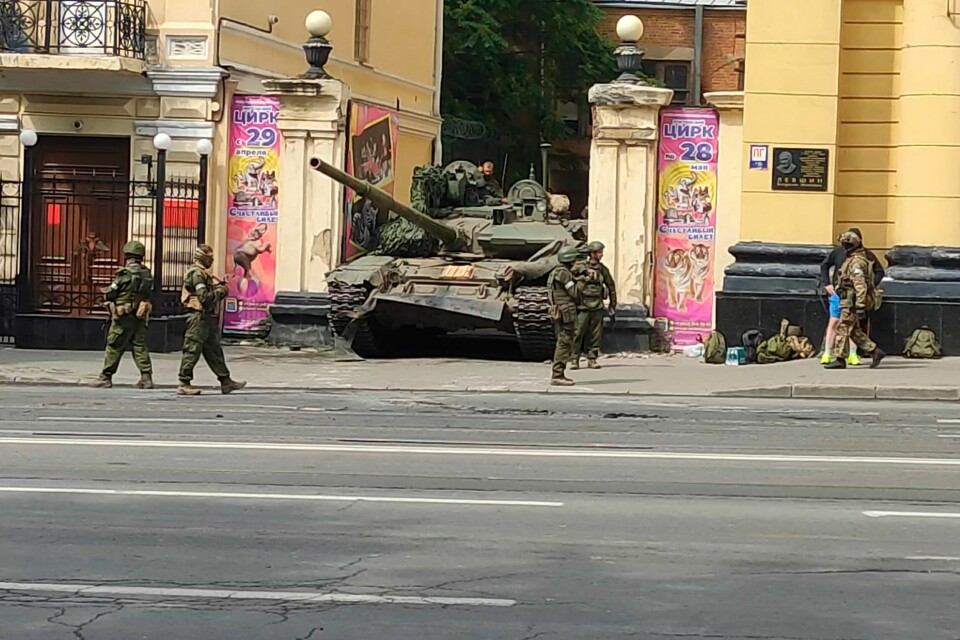 VAKT: Her holder russisk militære vakt lørdag. Bildet er fra byen Rostov-na-Donu. Bildet viser russisk militære som holder vakt i en by sør i Russland.