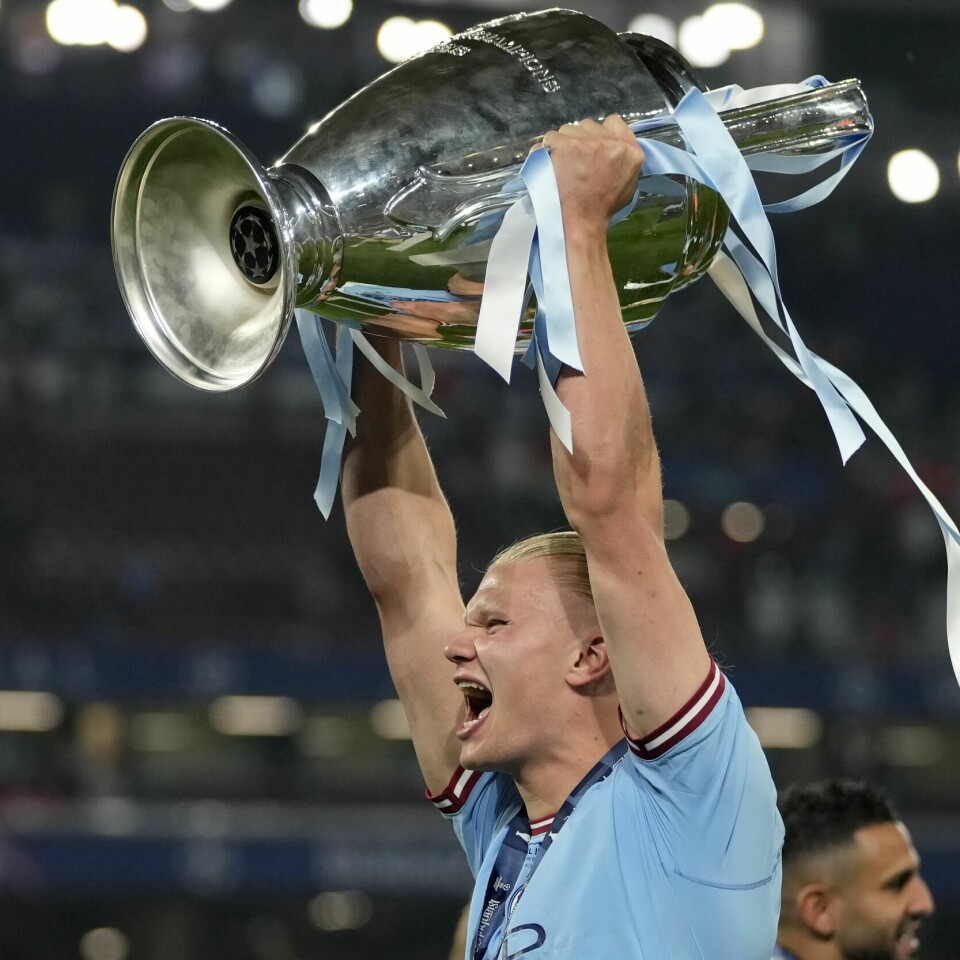 POKAL: Erling Braut Haaland løfter pokalen etter å ha vunnet Champions League-finalen. Erling Braut Haaland feirer seieren i Istanbul. Foto: Francisco Seco / AP / NTB