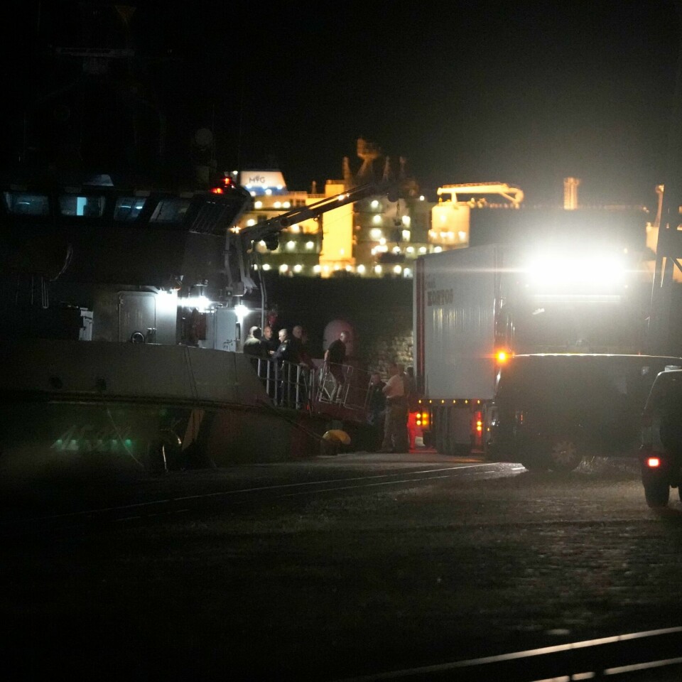 SKIP: Her er et av skipene til kystvakten i Hellas. En bil venter for å ta imot døde. Bildet viser et av skipene til den greske kystvakten ved havn i Kalamata onsdag kveld. En bil venter for å ta imot døde som er funnet etter forliset i Middelhavet. Foto: Thanassis Stavrakis / AP / NTB