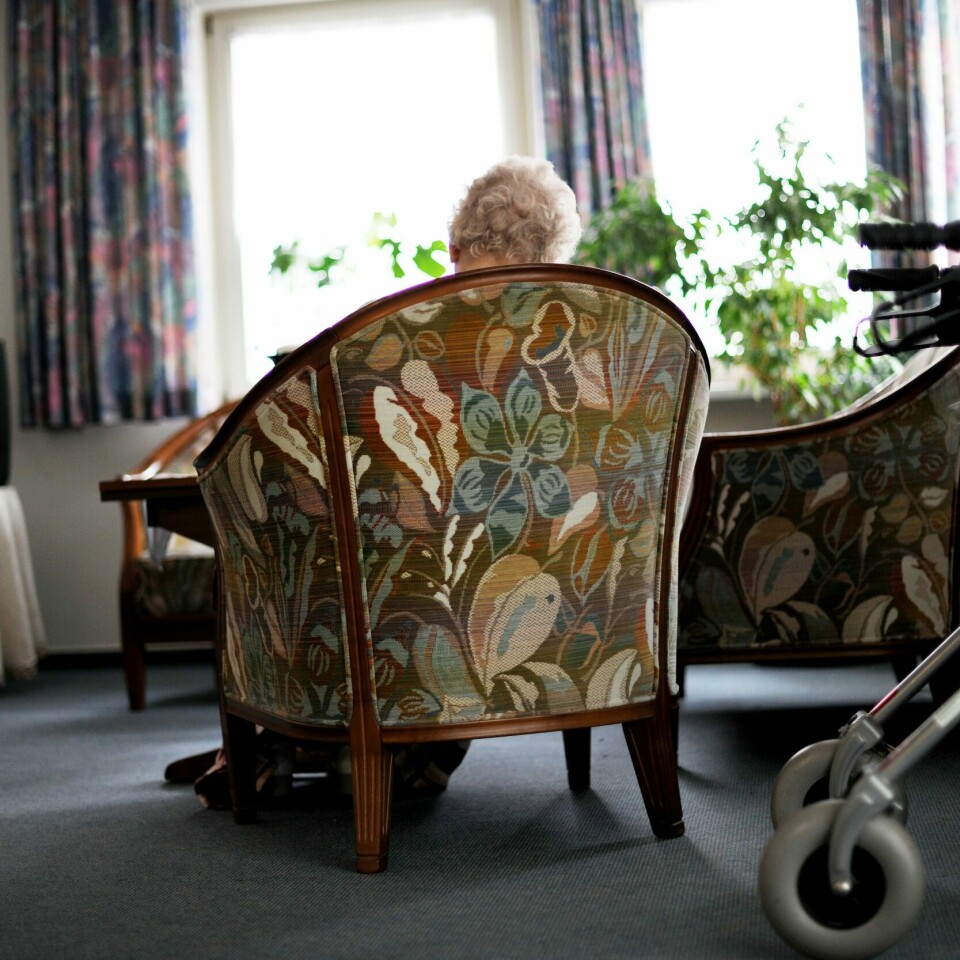 DEMENS: Demens er blant sykdommene som koster mest, viser studie. Bildet viser en eldre kvinne på sykehjem som sitter i en stol med ryggen til.