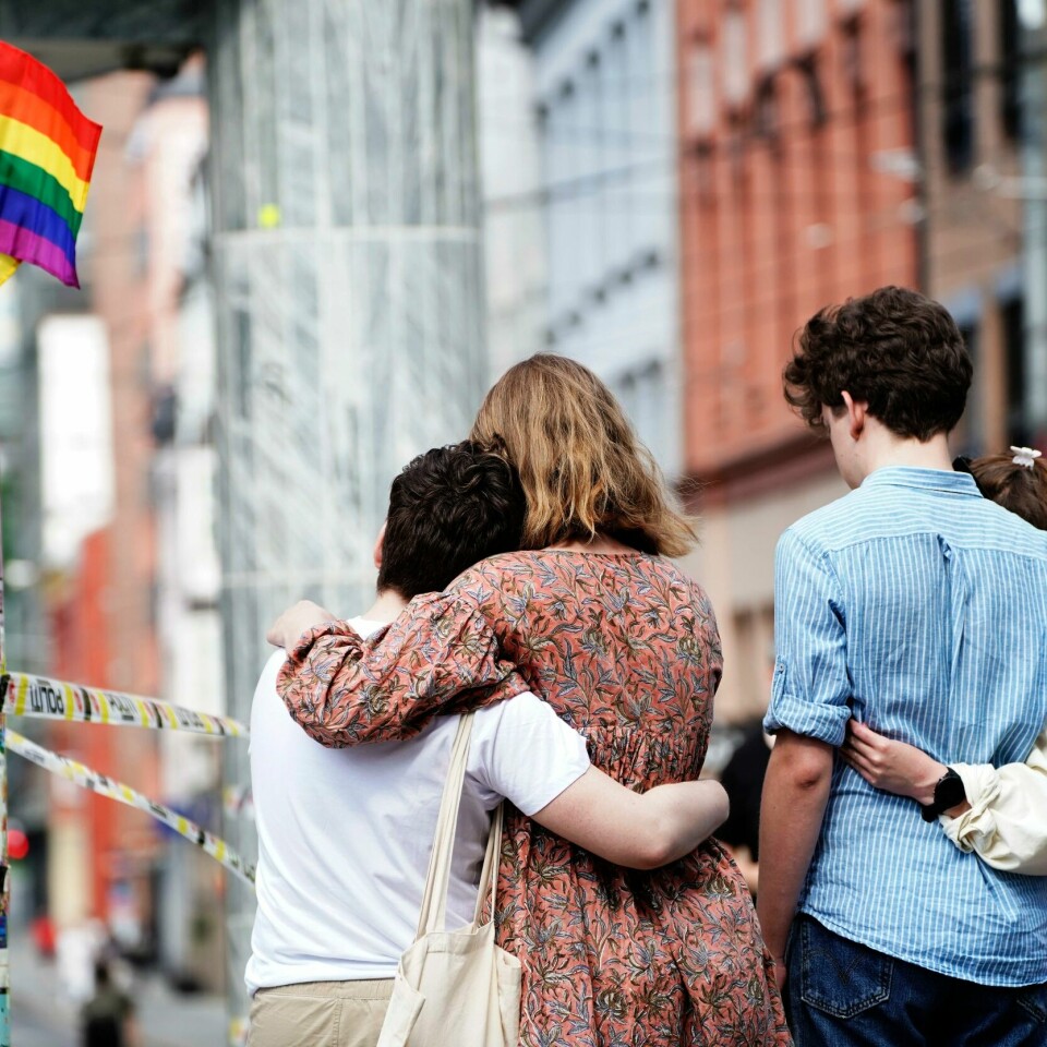 NETT: Flere skriver stygt om skeive på plattformene Twitter og Facebook nå enn for fem år siden. Folk har lagt ned blomster og pride-flagg ved åstedet for masseskytingen i Oslo sentrum. Foto: Terje Pedersen / NTB