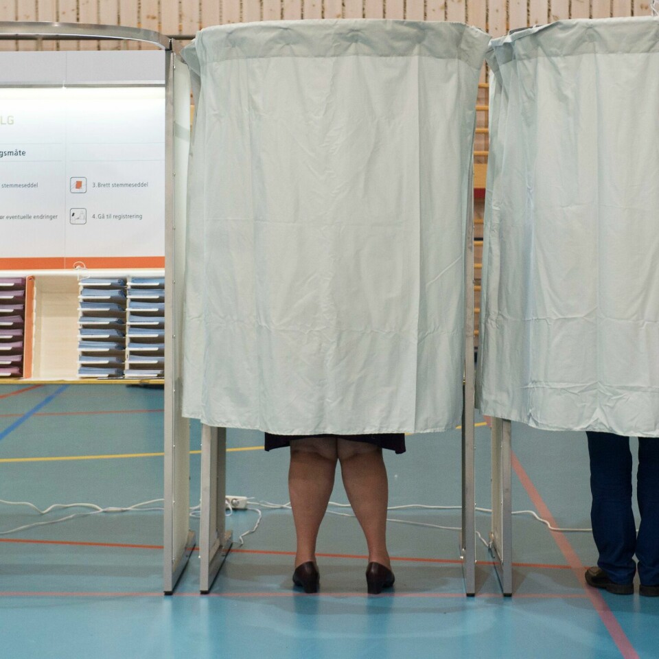 FOLKEREGISTERET: Folkeregisteret brukes til å lage manntallet. Det er en liste med alle som har stemmerett i Norge. Her stemmer Erna Solberg og mannen Sindre Finnes under valget i 2015. Bildet viser Erna Solberg og mannen Sindre som stemmer under kommunevalget i 2015.