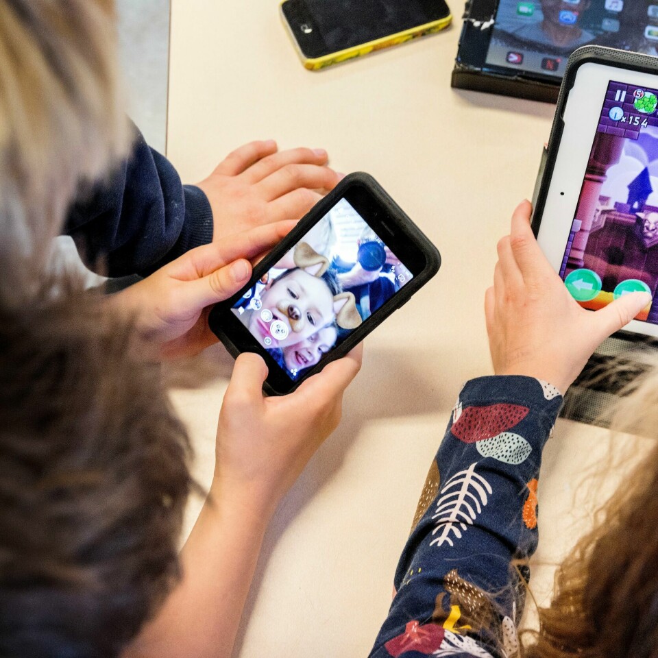 SKJERM: Hele 49 prosent av foreldre svarer i en fersk undersøkelse at de ønsker mindre skjermbruk i undervisningen på skolen. 41 prosent svarer at dagens bruk er passe. Høyre vil la rektor bestemme mobilbruk på den enkelte skole. Illustrasjonsfoto: Gorm Kallestad / NTB