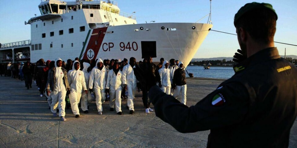 VANSKELIG: : Flyktninger kommer i land i Italia. De er reddet av den italienske kystvakten. Det blir stadig flere flyktninger som kommer sjøveien til Europa. Mange drukner på veien.