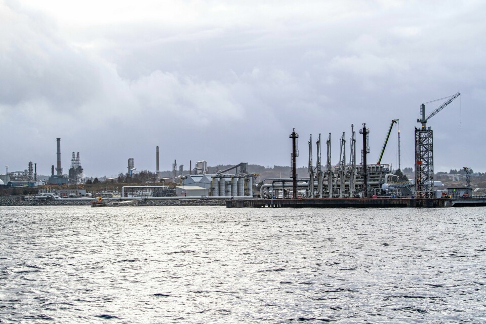 HINDER: Aktivister fra Greenpeace hindrer et tankskip i å forlate Equinors anlegg på Mongstad. Bildet viser Equinors anlegg på Mongstad i Vestland sett fra sjøen.