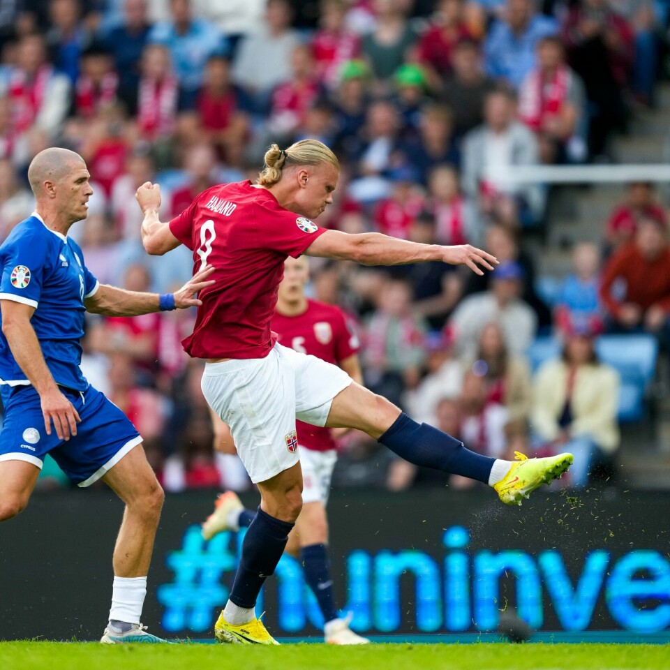 FOTBALL: Erling Braut Haaland under kampen mot Kypros tirsdag. Han skåret to mål. Erling Braut Haaland i skuddet i gullklokkekampen mot Kypros. Foto: Fredrik Varfjell / NTB