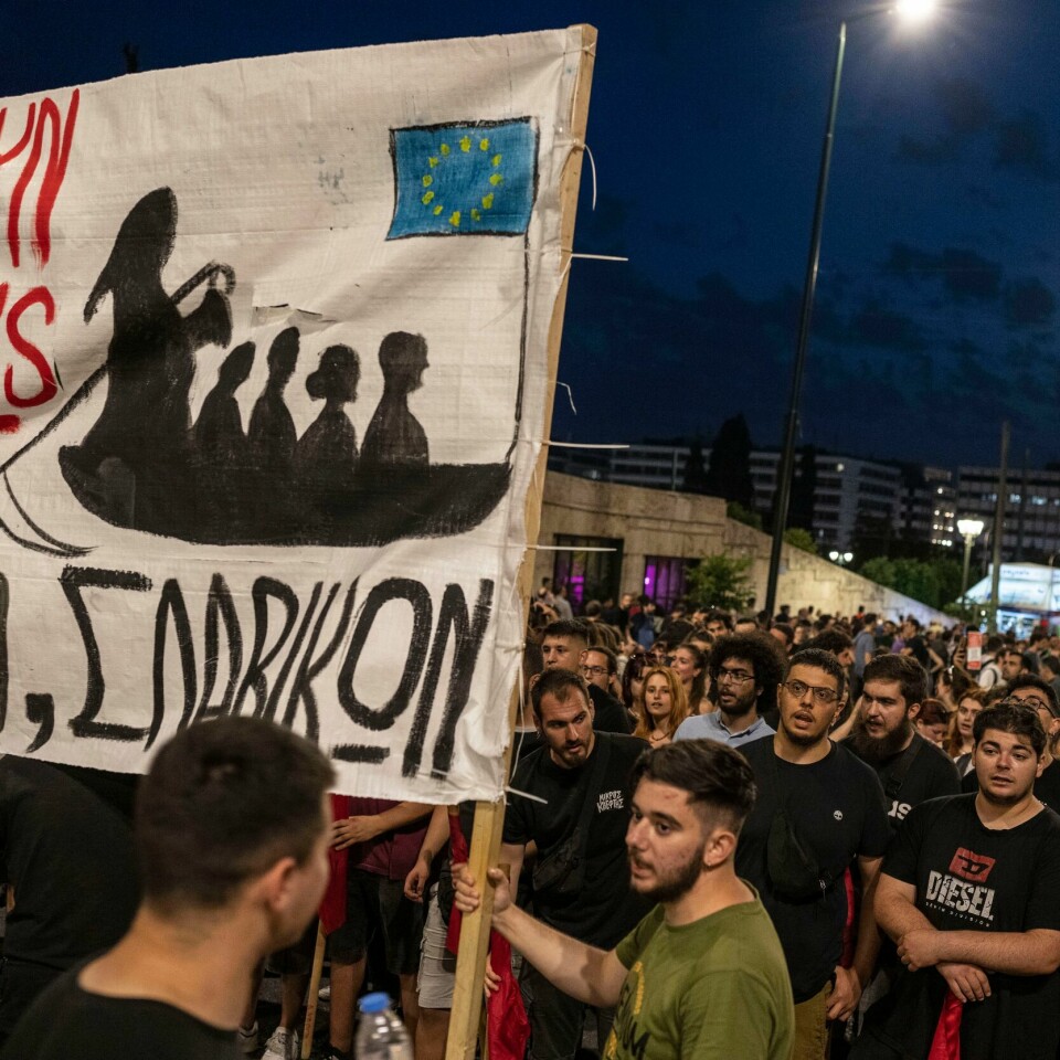 ULYKKE: Grekere demonstrerer i Aten etter en båt forliste. Flere hundre mennesker kan ha druknet. Demonstranter protesterer i Aten torsdag. Kritikken øker mot greske myndigheter for ikke å ha grepet inn og reddet migrantene selv om de skal ha avvist hjelp. Foto: AP / NTB