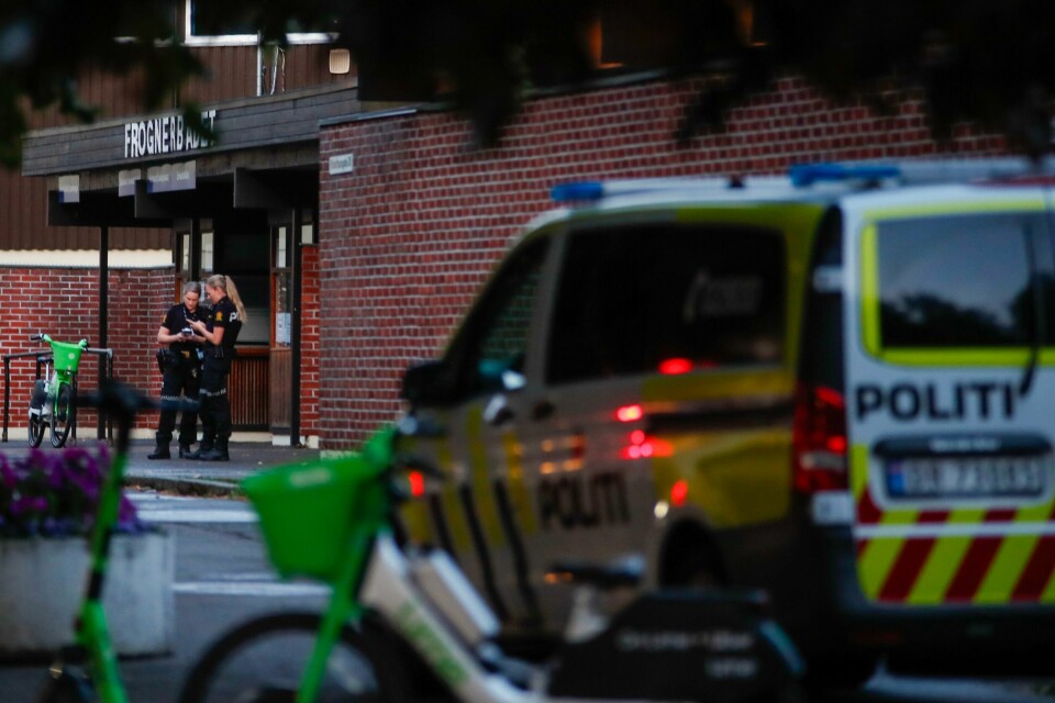 LETER: Politiet ser etter fem til seks gutter på 15 år til 16 år. Politiet lette tirsdag kveld etter flere unge gjerningsmenn på Majorstuen i Oslo. Foto: Frederik Ringnes / NTB