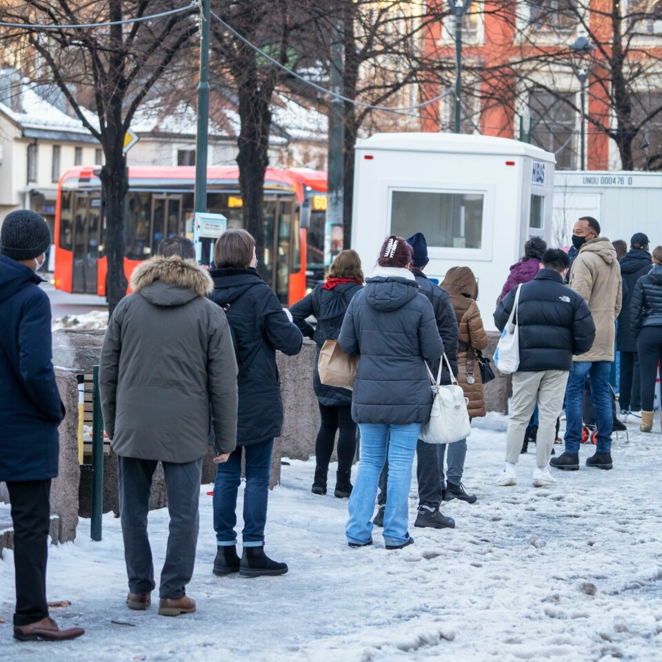 REKORD: Over 2.000 nye personer er smittet i Oslo. Bildet viser folk som står i kø for å teste seg for korona i Oslo.Foto: Ole Berg-Rusten / NTB