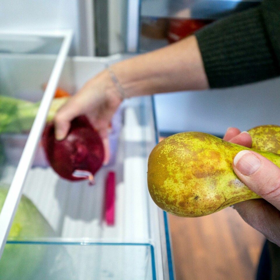 MAT: Over 60 prosent av nordmenn oppgir at de ikke følger rådet «fem om dagen». Det er rådet om å spise fem porsjoner frukt, grønnsaker og bær hver dag. Bildet viser frukt og grønnsaker som hentes i kjøleskapet. Vi ser pærer og rødløk.