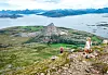 Bildet viser folk på tur på Lurøy på Helgeland. Foto: Gorm Kallestad / NTB