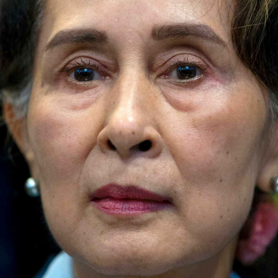 DØMT: Aung San Suu Kyi er dømt til fire ytterligere år i fengsel. Domfellelsen i den seneste saken mot Myanmars avsatte leder Aung San Suu Kyi er utsatt. Arkivfoto: Peter Dejong / AP / NTB