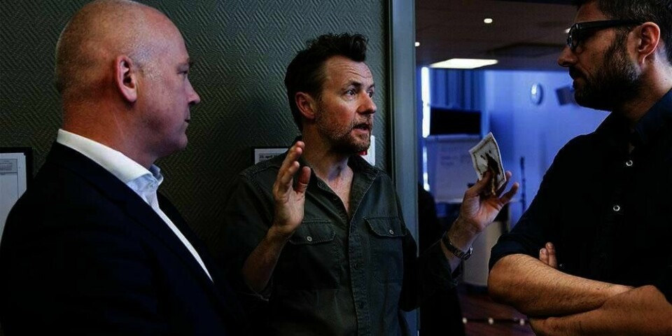 SKAVLAN: Programlederen Fredrik Skavlan (i midten) fikk mange klager etter et intervju i mars. Kringkastingsrådet vil ikke kritisere ham for intervjuet med politiker Jimmie Åkesson.