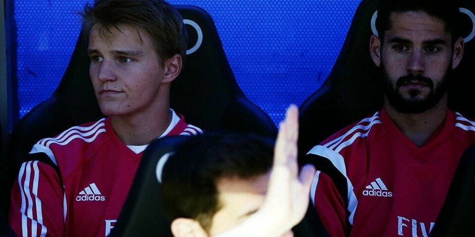 BENKEN:  Martin Ødegaard kom ikke på banen under kampen onsdag. Fotballspilleren var tatt ut på A-laget til Real Madrid for første gang. Her sitter ham med spilleren Isco, som ble byttet inn.