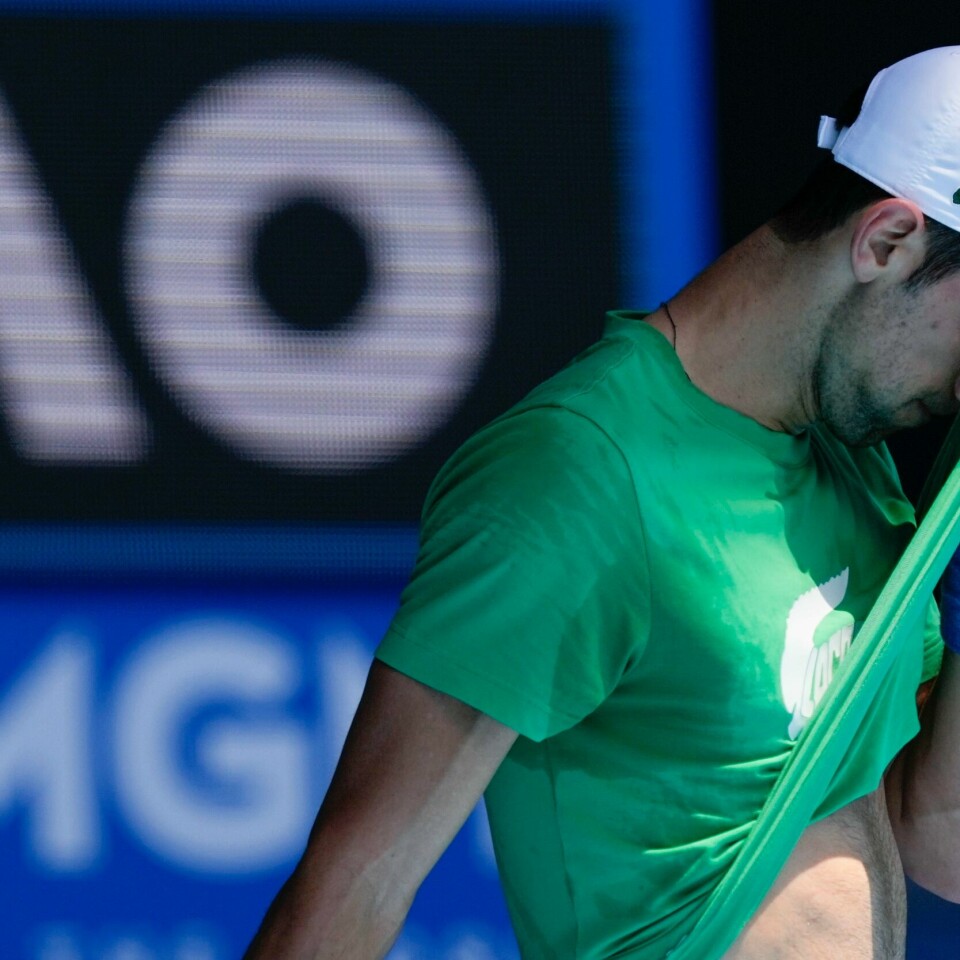 VISUM: Visumet til tennislegenden Djokovic har blitt fjernet – for andre gang på to uker. Novak Djokovic på trening i Australian Opens tennisanlegg i Melbourne torsdag. Dagen etter besluttet australske myndigheter å inndra serberens visum. Foto: Mark Baker / AP / NTB