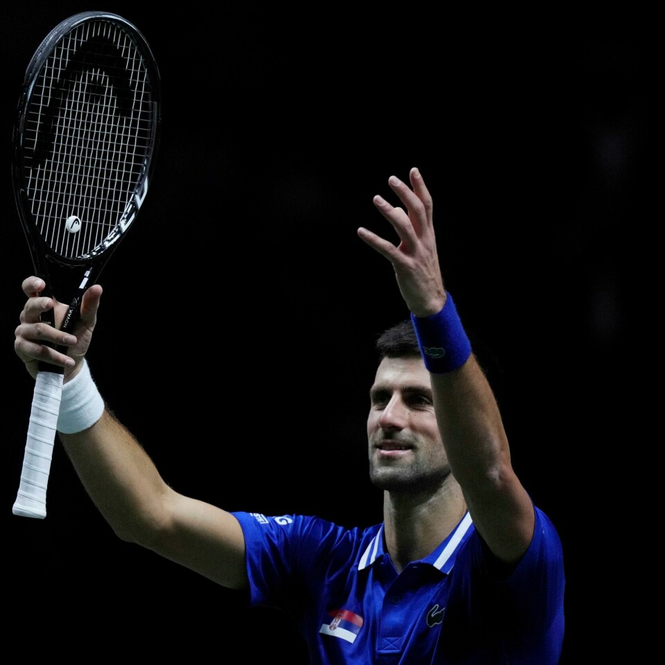 UVAKSINERT:: Djokovic er uvaksinert. Det har ført til at han sitter i karantene i Australia. Novak Djokovic slapp ikke inn i Australia da han ankom for å spille Australian Open. Visumet hans er kansellert, og han vil bli sendt ut av landet. Foto: Bernat Armangue, AP / NTB
