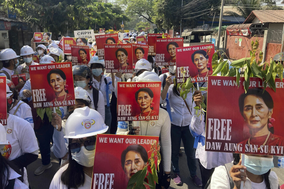 SINNE: Tidligere dommer mot Suu Kyi har ført til mye sinne blant befolkningen i Myanmar. Motstandere av kuppet marsjerer i Mandalay i mars i år med plakater av Myanmars avsatte leder Aung San Suu Kyi. Arkivfoto: AP / NTB