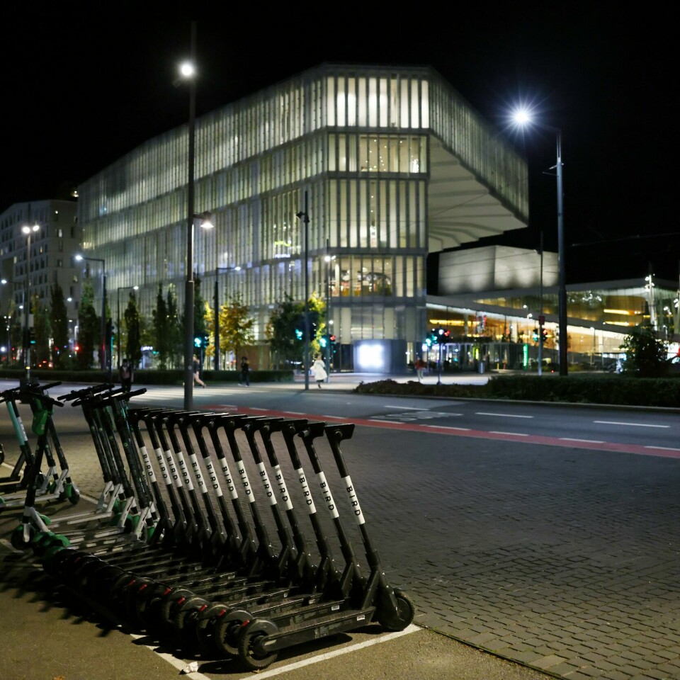 Byrådet i Oslo har sendt inn nytt forslag til regulering av el-sparkesykler. Det har vært kaos og lite reguleringer. Det sier Lan Marie Berg. Hun er en del av partiet Miljøpartiet De Grønne, og sitter i Byrådet i Oslo.