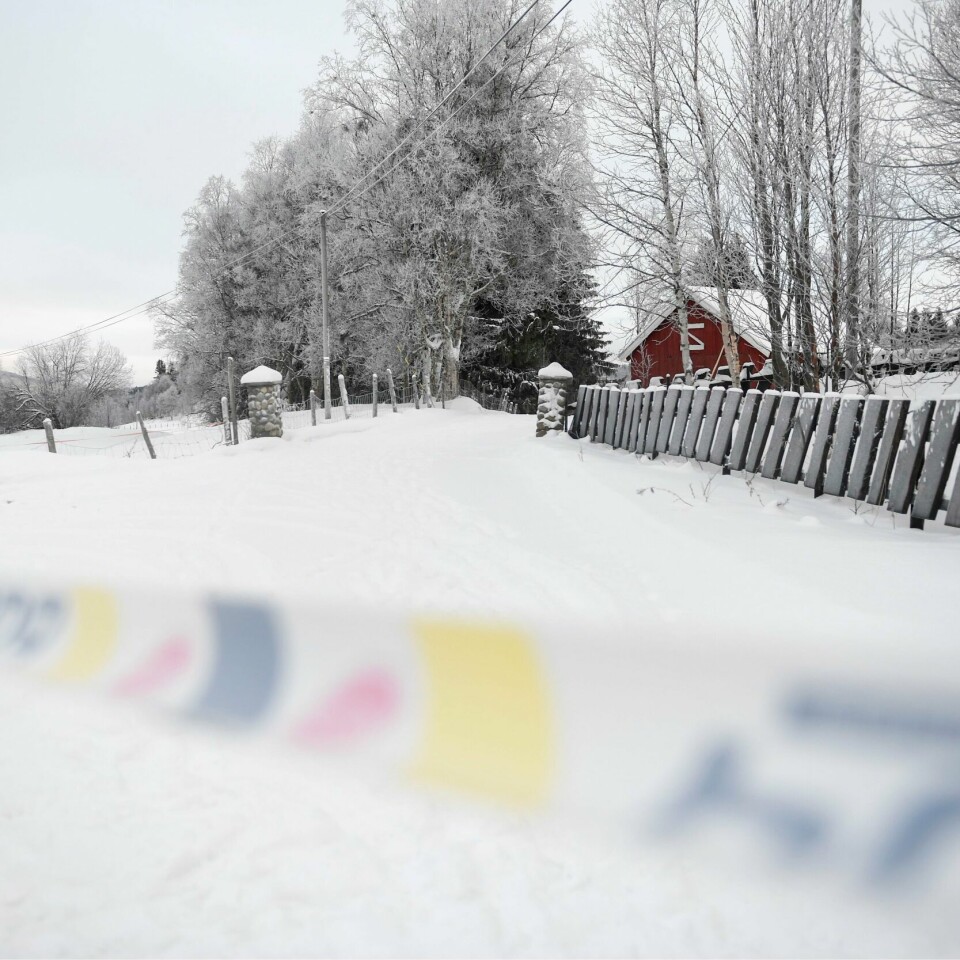 BORTFØRING: Noen bortførte en mann i Tolga. Det skjedde natt til søndag. Bildet er av et hus omgitt av snø, trær og et gjerde. Det er sperrebånd fra politiet i forgrunnen av bildet. En mann i 20-årene ble bortført fra huset natt til søndag. Foto: Annika Byrde / NTB