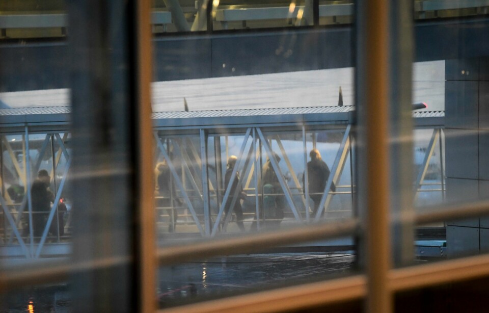 TILTALT: I fjor høst ble tre kvinner hentet fra Syria til Sverige. Alle skal ha vært med i IS. Nå er en av dem tiltalt. Bildet er tatt gjennom en glassrute, og viser folk som går gjennom en glasstunnel fra et fly og inn på flyplassen. Tre av de er svenske kvinner som er hentet fra Syria. Arkivfoto: NTB / TT / Fredrik Sandberg