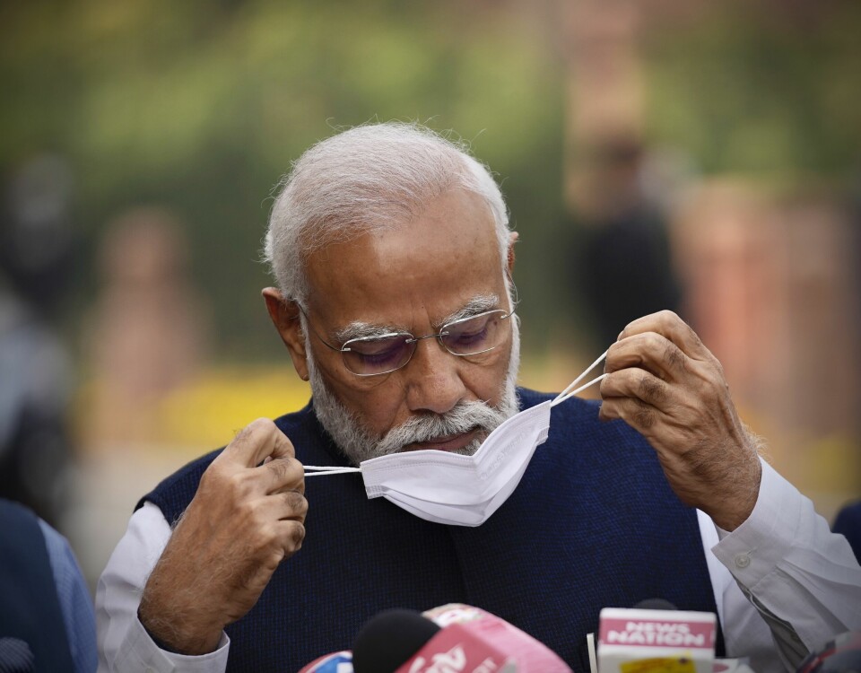 STATSMINISTER: Narendra Modi har ikke innført nasjonale tiltak i India, selv om smittetallene øker kraftig. Statsminister Narendra Modi oppfordrer folk til å la seg vaksinere, bruke munnbind og vaske hendene. Foto: Manish Swarup / AP / NTB