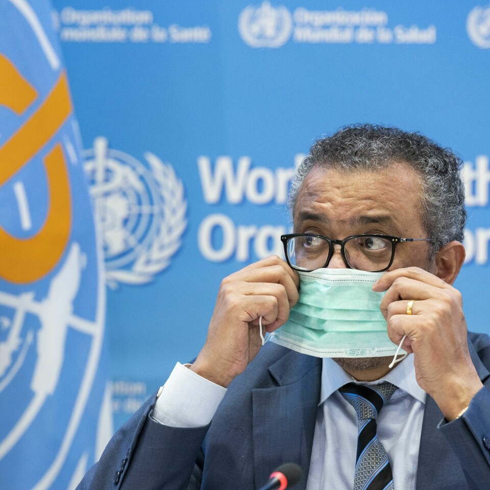 VAKSINER: Tedros Adhanom Ghebreyesus ber om at vaksinene deles mer likt, blant fattige og rike land. Risikoen ved omikronvarianten av koronaviruset er stadig veldig høy, advarer WHO og sjef Tedros Adhanom Ghebreyesus. Foto: Salvatore Di Nolfi / Keystone via AP / NTB