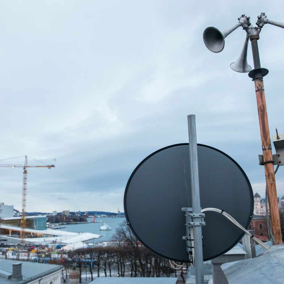 ALARM: Onsdag klokka 12 blir denne alarmen og over 1.200 andre testet. De skal varsle folk ved ulykker eller krig. Bildet er av en tyfon på et tak i Oslo sentrum. Det er et alarmsystem. Foto: Håkon Mosvold Larsen / NTB