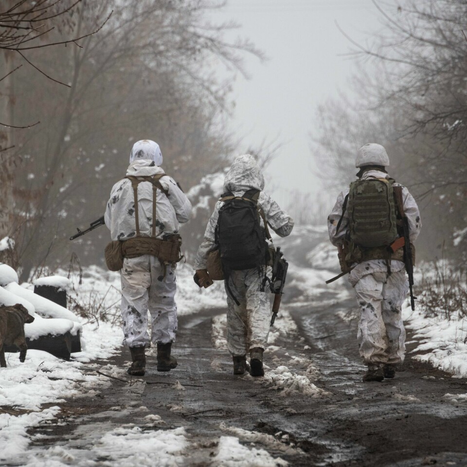 GRENSA: Soldater fra Ukraina ved grensa til opprørere som støtter Russland i landet. Men konflikten mellom Ukraina og Russland handler om så mye mer. Foto: Ukrainske soldater går på grenselinjen som skiller mellom regjeringskontrollerte og opprørskontrollerte områder ved Katerinivka i Donetsk-regionen. Foto: Andrij Dubtsjak / AP / NTB