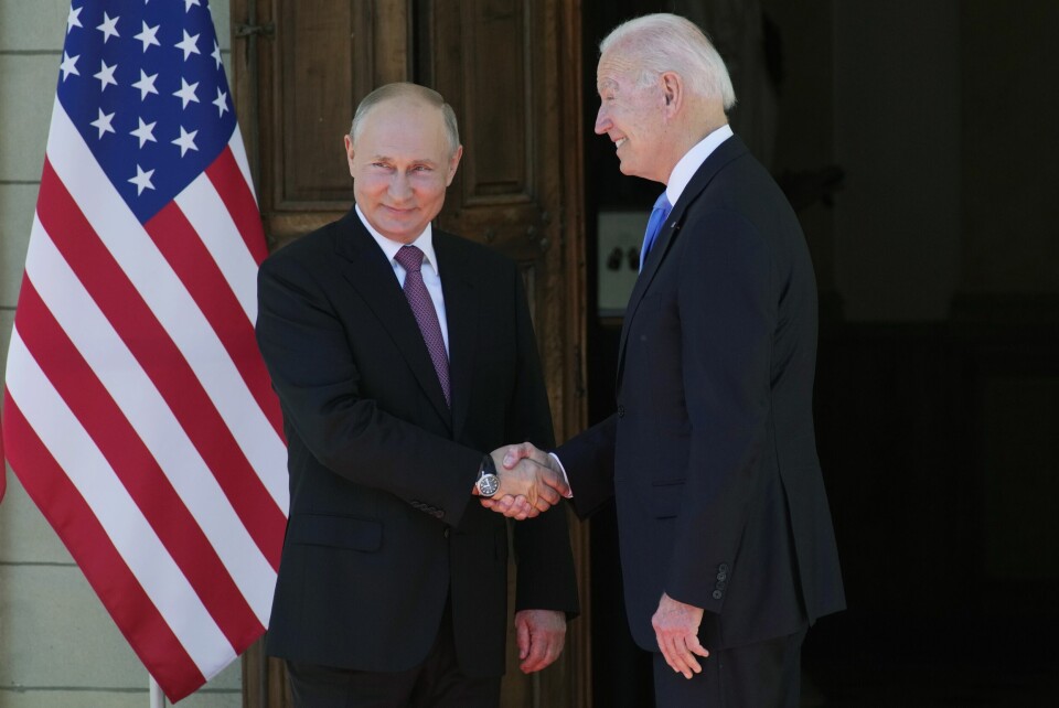 ANSPENT: Landslederne Vladmir Putin og Joe Biden er på hver sin side av konflikten i Ukraina. Russlands president Vladimir Putin og USAs president Joe Biden under et møte i Genève i juni. Foto: Aleksander Zemlianitsjenko / AP / NTB
