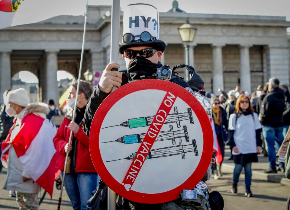 PROTEST: Det har vært flere demonstrasjoner mot vaksinetiltak i Østerrike. Nå blir det påbud om å vaksinere seg. Det har vært mange demonstrasjoner mot både vaksinepåbud og andre smitteverntiltak i Østerrike. Dette er fra en demonstrasjon i november. Arkivfoto: AP /Lisa Leutner / NTB