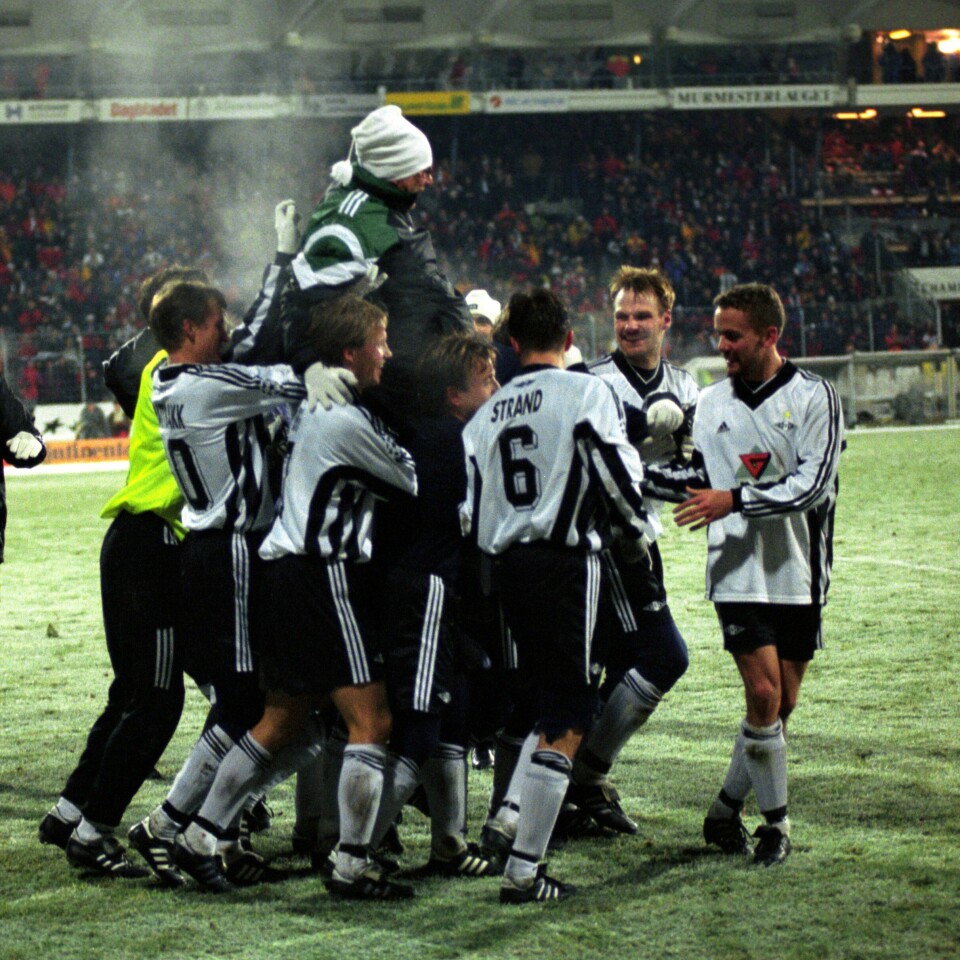 MINNER: Nils Arne Eggen var trener for et RBK som skapte mange store minner hos folk. Bildet er av Nils Arne Eggen som blir båret av RBK-spillere i hvite og sorte drakter. Det er fulle tribuner rundt dem, der de går på gresset på Lerkendal. Det er vinter og frostrøyk i lufta. Arkivfoto: Gorm Kallestad / NTB