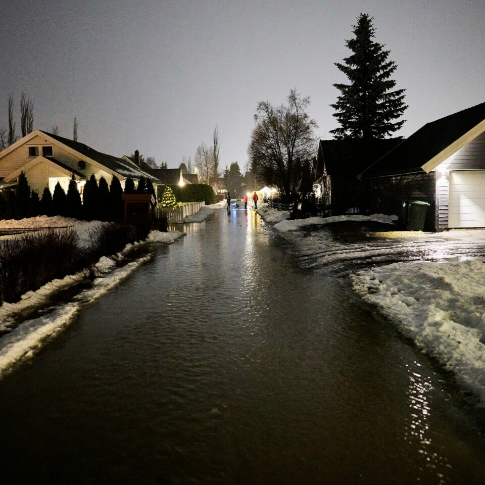 TORSDAG: Slik så det ut torsdag morgen. Gatene er fulle av vann i Orkland i Trøndelag. Bildet viser at gatene fulle av vann etter at Kvamsbekken på Fannrem i Orkland kommune har flommet over.Foto: Ole Martin Wold / NTB