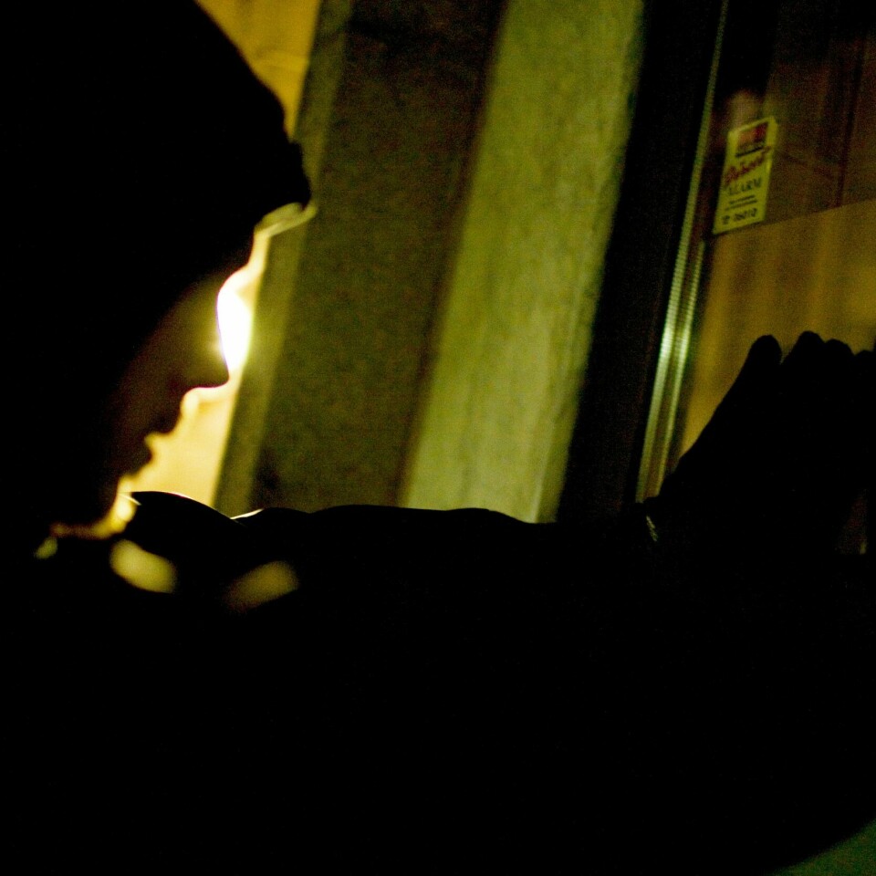 FLERE: I en ny rapport sier én av tre at de ble utsatt for et lovbrudd i 2020. Det tilsier at det kan være mange som lar være å anmelde saker til politiet. Bildet er et illustrasjonsfoto som skal vise en ung innbruddstyv som er i ferd med å ta seg inn i et hus. Foto: Sara Johannessen Meek / NTB