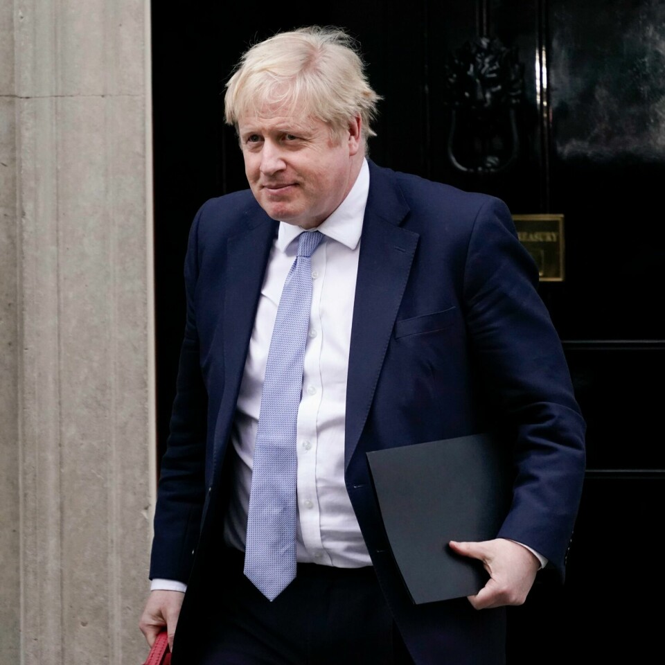 STATSMINISTER: Boris Johnson ønsker ikke å trekke seg og mener vi må vente til politet har fått sett på saken. Boris Johnson på vei til parlamentet for å uttale seg om granskningen etter festbråket i statsministerboligen. Foto: Alberto Pezzali / AP / NTB