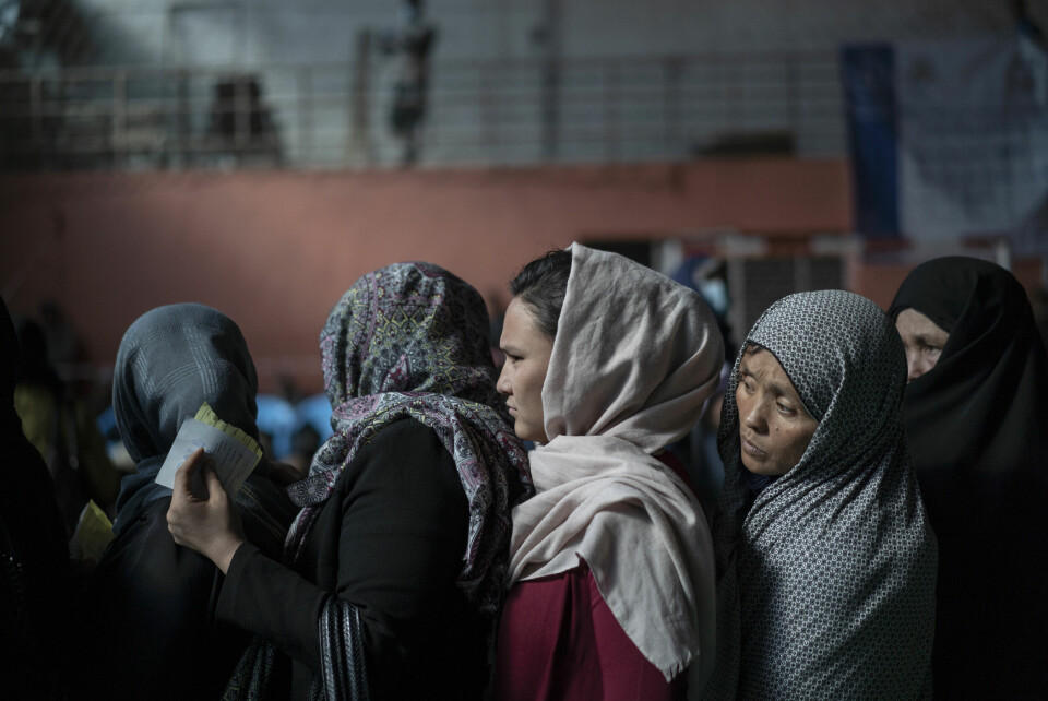 NØDHJELP: Kvinner står i lange køer i Kabul, Afghanistan, for å motta nødhjelp. I Afghanistan står nesten en hel befolkning på randen av en sultkatastrofe etter Talibans overtakelse. Foto: NTB / AP