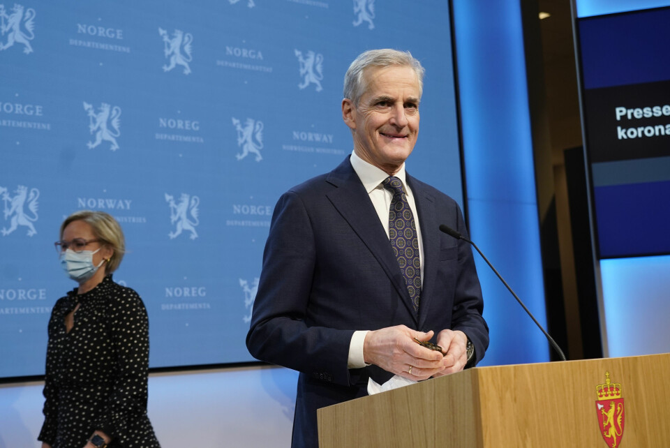 ÅPNER: Norge skal åpne opp igjen. Jonas Gahr Støre skal si mer om hva som skal åpne først. Bildet er av statsminister Jonas Gahr Støre som står bak en talerstol. Han smiler og har på dress. I bakgrunnen går helseminister Ingvild Kjerkol med munnbind og briller. Hun har på seg mørk kjole med lyse detaljer. Arkivfoto: Terje Bendiksby / NTB