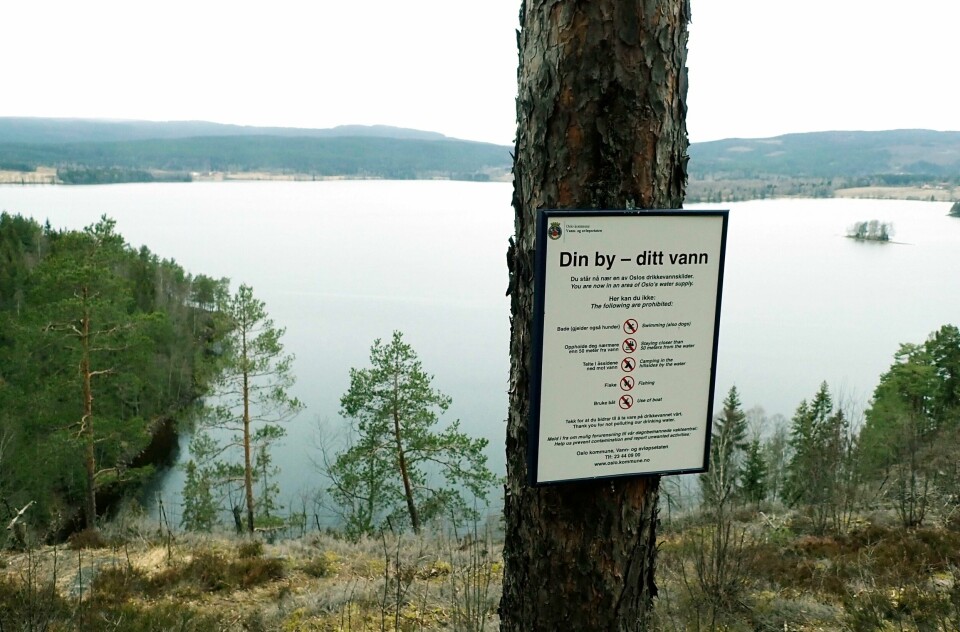 DRIKKEVANN: Maridalsvannet sørger for det meste av vannet til folk i Oslo. Nå ber kommunen folk om å spare på vannet. Ellers kan det bli vannmangel. Bildet viser Maridalsvannet i Oslo med et skilt over hva som ikke er lov å gjøre i nærheten av vannet.