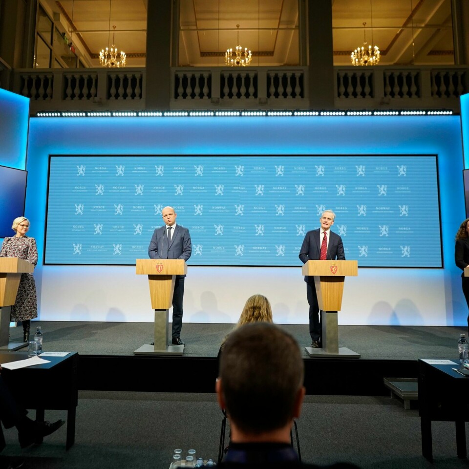 FJERNER: Regjeringen tar bort korona-regler. Bildet viser statsminister Jonas Gahr Støre (Ap), finansminister Trygve Slagsvold Vedum (Sp) og helse- og omsorgsminister Ingvild Kjerkol (Ap) som holder pressekonferanse om koronasituasjonen. Foto: Håkon Mosvold Larsen / NTB