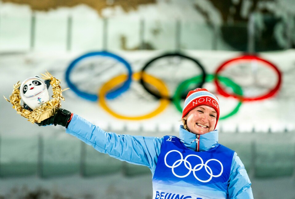 MEDALJE: Marte Olsbu Røiseland smilte på pallen, selv om gullet røk etter siste skyting. Det endte med bronse. Marte Olsbu Røiseland smilte på seierspallen selv om OL-gullet røk da hun bommet med sitt aller siste skudd. Det endte med bronse. Foto: Torstein Bøe / NTB